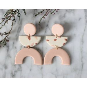 Boucles d'oreilles en résine légères, fabriquées à la main avec un polissage lisse, design tendance, qualité durable pour les bijoux de mode, accessoires en cristal - Product Image 5