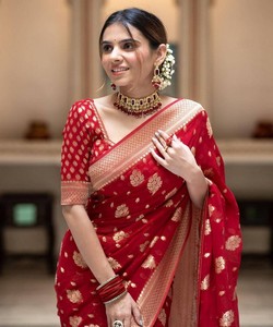 Sari de Seda Rojo con Estampado de Lámina Dorada, Traje Tradicional Indio para Bodas, para Mujer, Largo hasta el Suelo, Corte Regular, Sin Arrugas - Product Image 2