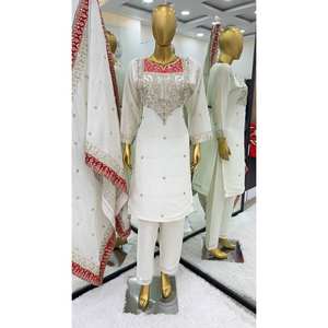 Ensemble haut-bas et dupatta en mousseline de soie Designer XL avec broderie de sequins et manches trois-quarts - Product Image 1