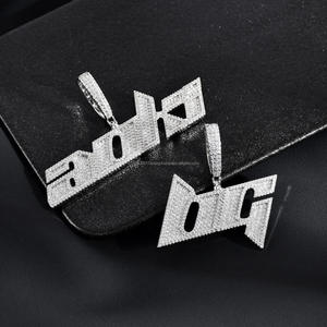 Colgante de Diamante Cultivado en Laboratorio de Lujo con Inicial, Diseño de Letra Geométrica Personalizada con Brillo - Product Image 1