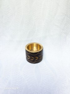 Le HANDICRAFT HUB Brûleur d'encens et diffuseur d'arômes en bois de manguier fait main, écologique, pour une utilisation toute l'année à la maison - Product Image 6