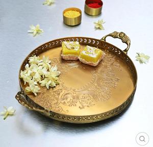 ถาดทองเหลืองลายดอกไม้แบบนูนพร้อมหูจับ จานเสิร์ฟทรงกลมสำหรับตกแต่ง - Product Image 1