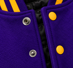 Chaqueta Varsity Morada para Hombre SINEWY, con Doble Botonadura, Mangas de Cuero PU Amarillo Bordadas y Cuello Alto - Product Image 6