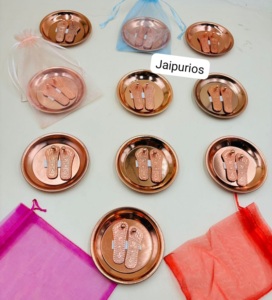 Hermoso Set de Charan Paduka de Lakshmi, Plato de Cobre de 3 Pulgadas, Regalo de Diwali, Regalo de Boda, Artículo para Pooja, Recuerdo de Inauguración de Casa - Product Image 3