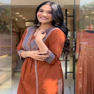 ชุดสูทผ้าฝ้ายแท้ทำมือ VASTRA COTTAGE พร้อมกางเกงและผ้าคลุมไหล่ พิมพ์ลายที่คอแบบแฮนด์เมด สวมใส่สบาย เหมาะสำหรับทุกวันและงานเทศกาล - Product Image 6