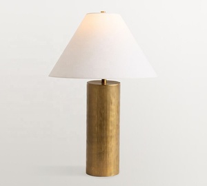 Lámpara de Mesa de Metal con Columna Acanalada, Base de Hierro Dorado Cepillado, Pantalla de Tela Premium, Iluminación Ambiental Cálida para Interiores de Lujo - Product Image 2