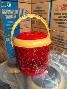 Carafe à eau Anax rouge géométrique en plastique de 5 litres avec poignée jaune, distributeur de boissons réutilisable, style moderne, support de rangement, certifiée CE - Product Image 1