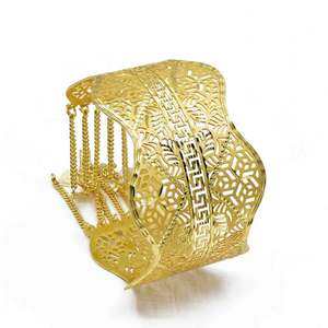 Bracelet manchette en laiton plaqué or 14K, 18K, 24K, avec un motif filigrané complexe et des chaînes pendantes, vente en gros. - Product Image 2