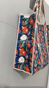 กระเป๋าโท้ทกำมะหยี่สไตล์โบฮีเมียนพื้นหลังสีแดง กระเป๋าช้อปปิ้งชายหาดฤดูร้อนฤดูใบไม้ร่วง ดีไซน์เปิดด้านบน - Product Image 4