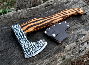 Axe Viking à barbe faite à la main A&M ENTERPRISES avec tête en acier gravée de runes, manche en bois bicolore rayé et haches assorties - Product Image 4