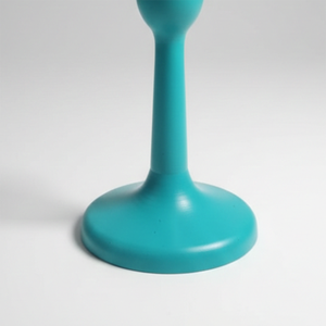 Porte-bougie en métal vert turquoise vibrant, avec une silhouette moderne en forme de filier et une base large et arrondie, pour une décoration de table moderne. - Product Image 4