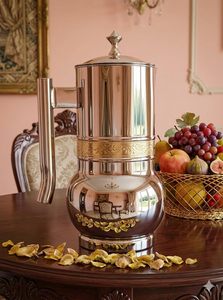 Carafe à eau en acier inoxydable de qualité supérieure avec travail d'embossage doré |   Pichet de service design avec couvercle et poignée - Product Image 3
