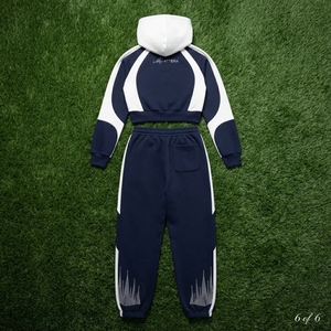 Conjunto Deportivo Personalizado para Mujer, Sudadera con Cremallera y Paneles en Contraste Azul Marino y Blanco, Pantalones Deportivos con Pedrería, Venta al Por Mayor OEM - Product Image 6