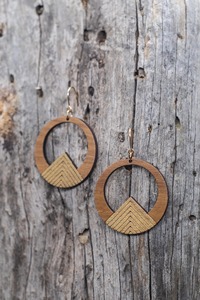 Pendientes de Madera Circulares con Diseño de Flecha Geométrica y Detalles en Dorado, Joyería de Madera Hecha a Mano - Product Image 2
