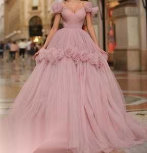 Robe en mousseline de soie féerique |   Robe de soirée luxueuse à plusieurs couches en tulle |   Robe de bal romantique brodée à la main avec des volants et un décolleté en cœur - Product Image 2