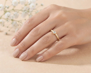 แหวนทองคำขาว 14K สไตล์มินิมอล ประดับเพชรทรงกลมเจียระไนแบบบริลเลียนท์ ตัวเรือนแบบเบเซลเซ็ตติ้ง สำหรับผู้หญิง เครื่องประดับชั้นดี - Product Image 3