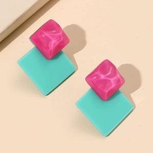 Boucles d'oreilles massives en résine de luxe, faites à la main, style féerique personnalisé, pour la Saint-Valentin, par Artizon Studio - Product Image 1