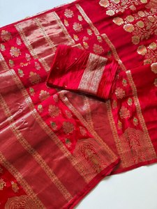 Pallu de créateur riche et élégant, à bordure traditionnelle, avec finition luxueuse, teint à la main, couleur unie, en soie satinée. - Product Image 3
