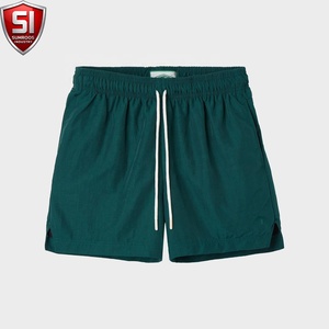 Shorts de course amples pour hommes en polyester écologique avec logo imprimé par transfert thermique, fermeture à cordon et poche, idéal pour l'été - Product Image 4
