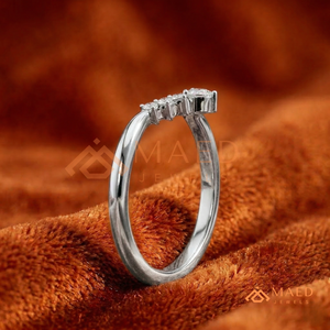 Anillo Chevron de Plata de Ley 925 con Moissanita y Contorno Asimétrico - Product Image 2