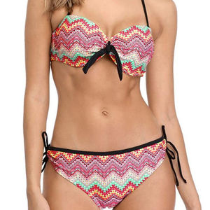 Conjunto de bikini con estampado geométrico para mujer, top tipo bandeau, parte inferior con lazo lateral, traje de baño elástico de poliéster y spandex - Product Image 1