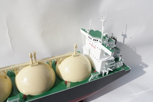 Maqueta de Barco Comercial de Madera Hecha a Mano - Réplica a Escala de Buque Tanque de Carga Oceánica, Decoración de Escritorio de Oficina, Buque Tanque de Gas GNL - Product Image 4