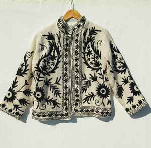 Chaqueta de invierno de terciopelo floral estilo étnico Suzani, abrigo corto bordado para festivales, abrigo de verano con botones y estampado, tejido de punto. - Product Image 3