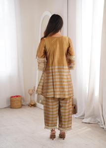 Salwar Kameez Moderno para Mujer en Color Mostaza y Gris, con Espejo y Bordado, Ideal para Graduaciones, Bodas y Fiestas - Product Image 3