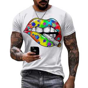 T-shirt blanc à manches courtes pour homme avec imprimé lèvres colorées et motifs articulés, col rond décontracté, coupe classique, en jersey de coton - Product Image 1