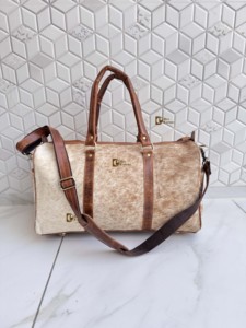 Sacs de voyage en cuir de vache véritable, multi-usages, sacs faits à la main, sac de voyage unisexe, grande taille, sac de voyage en cuir de vache à poils - Product Image 1