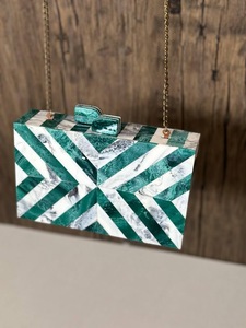 Sac à main en résine fait main ILAHI avec chaîne, motif à carreaux noir et blanc, forme personnalisée, sérigraphie - Product Image 4
