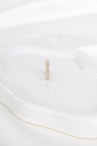 แหวนเพชรทรงเหลี่ยมมรกตเพาะเลี้ยงในห้องปฏิบัติการ 2.80 กะรัต แบบเต็มวง ประดับเพชรแบบ Bezel Set ดีไซน์เรียบหรู สามารถสวมซ้อนกับแหวนเพชรแบบอื่นได้ - Product Image 5