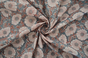 Tissu en coton imprimé à la main à motifs floraux bleu ciel et ivoire - Product Image 3