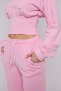 Survêtements pour femmes avec logo personnalisé, comprenant un sweat à capuche court délavé à l'acide et un pantalon de survêtement large, disponibles en marque privée OEM - Product Image 4