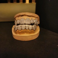 Venta al por mayor de Grillz de Dientes de Plata con Diamantes, Diseño Personalizado, Piedras de Alta Calidad, Estilo de Lujo para Moda Urbana
