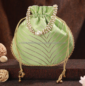 Bolso de mano indio tradicional de seda para mujer, regalo de regreso de boda, Potli Diwali, cordón para Haldi Mehndi, favores de fiesta - Product Image 6