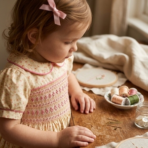 Robe pour filles, personnalisée, géométrique, ODM OEM, en coton bouffant jaune, élégante, prix d'usine, broderie smockée à la main, respirante, mignonne - Product Image 5