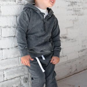 Ensemble de survêtement pour garçons, prix abordable, tissu confortable, idéal pour le quotidien, l'école et les sports. - Product Image 4