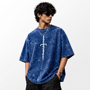 Camiseta Oversize Azul Tie-Dye de Manga Corta con Estampado de Espada para Hombre, Estilo Urbano, Cuello Redondo, Algodón, Estilo Vintage, Lavado Ácido - Product Image 1