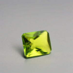 Pierre de péridot radiante de laboratoire à facettes lâches et octogonales pour application en bijouterie - Product Image 3
