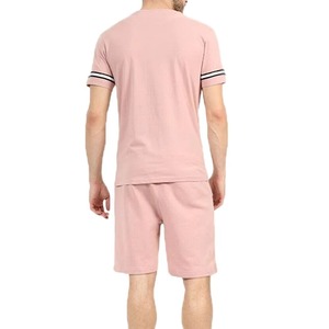 Conjunto de Verano para Hombre en Verde Salvia - Camiseta de Manga Corta con Rayas en Contraste y Pantalones Cortos a Juego - Conjunto Deportivo Informal de Dos Piezas en Mezcla de Algodón - Product Image 2