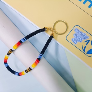 WE HERE EXPORTS Porte-clés de poignet tendance pour femme, fait main, avec perles imitation perle et pierres, à insérer dans les ongles, cadeau, bleu, rouge, jaune - Product Image 4