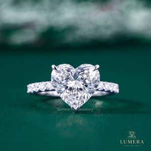 Anillo de Compromiso de Diamantes con Corte Corazón en Oro Blanco para el Día de San Valentín, con Diamantes Laterales, Certificado IGI, Estilo Clásico, Joyería para Mujer - Product Image 2