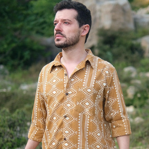 Camisa de Hombre de Algodón Puro Amarillo Mostaza con Estampado Artesanal en Bloque, Diseño Geométrico, Ropa Casual de Verano - Product Image 1