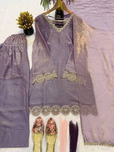 Ensemble Salwar Traditionnel en Soie Fendi pour Femme, Broderie Fait Main, Haut à Sequins, Salwar Farshi, Dupatta en Dentelle Faite à la Main - Product Image 3