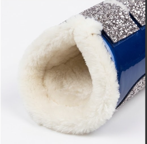 Bottes de protection pour chevaux TAK modèle 1185, couleur unie bleu avec accents pailletés, en cuir PU, doublure en polaire pour la protection des jambes du cheval - Product Image 4