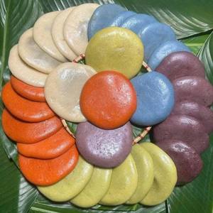 Pastel de Arroz Glutinoso Vietnamita Tradicional, Congelado, Hecho a Mano, Masticable, con Colores Naturales - Product Image 1