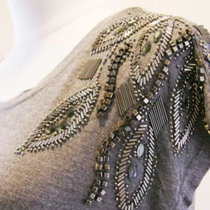 Elegante camiseta sin mangas con bordado de cuentas para la moda de verano. Camiseta sin mangas con bordado de cuentas de semillas hecho a mano para mujer. - Product Image 1