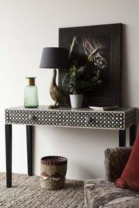 Table console de luxe en os incrusté, fabriquée en bois de haute qualité avec une surface décorative incrustée et un attrait élégant - Product Image 3