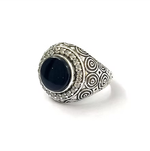 แหวนเงินแท้ 925 ประดับพลอยออนิกซ์สีดำทรงกลม (5.4 กรัม) ดีไซน์ทันสมัยไม่ซ้ำใคร เหมาะสำหรับทุกเพศทุกวัย สวมใส่ได้ทุกวัน - Product Image 2